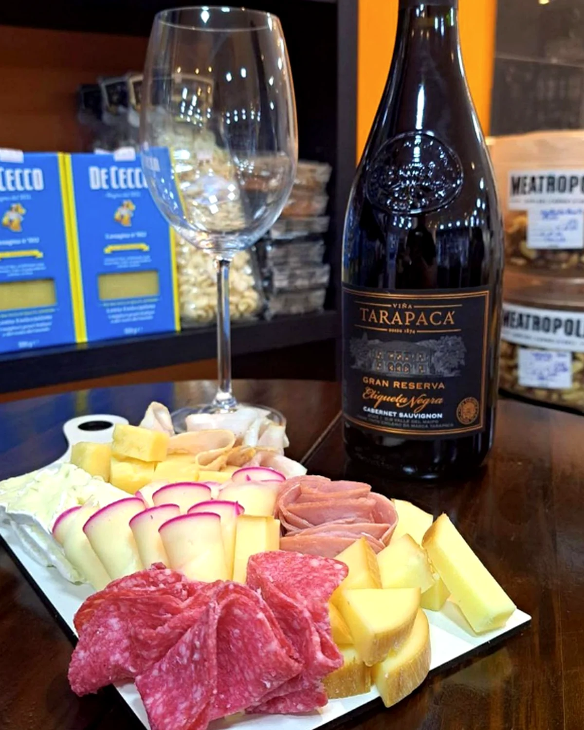 Tábua de frios e queijos com vinho montada na Meatropolis