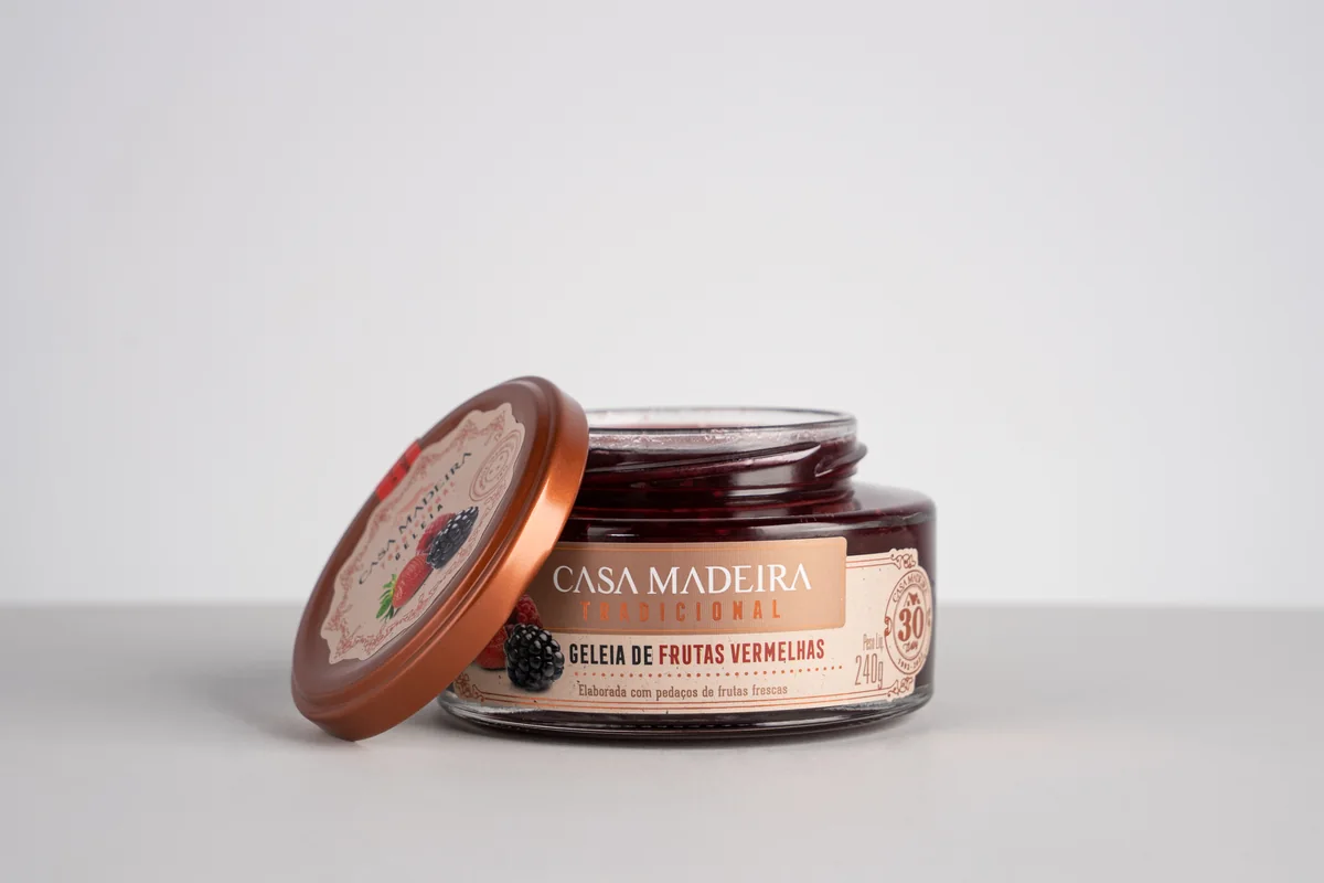 Geleia Tradicional Frutas Vermelhas com Pedacos Casa Madeira 240 g